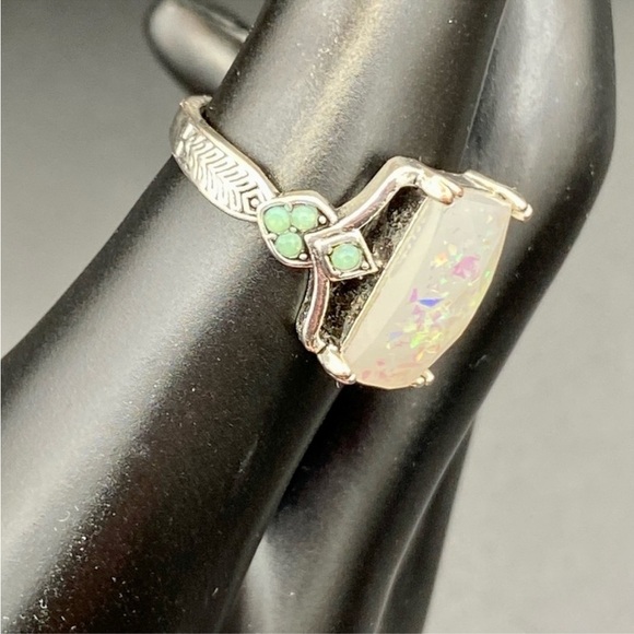 SILVER Art Dec Opalescent Ring with emerald color side stones various sizes - Picture 2 of 5